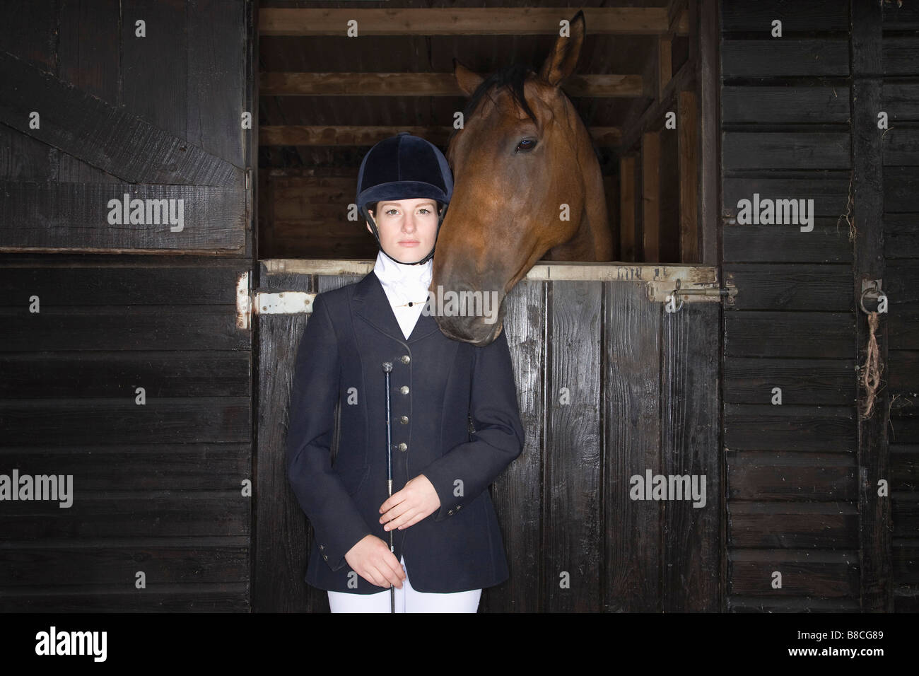 Portrait de femme cavalier à cheval en stable Banque D'Images