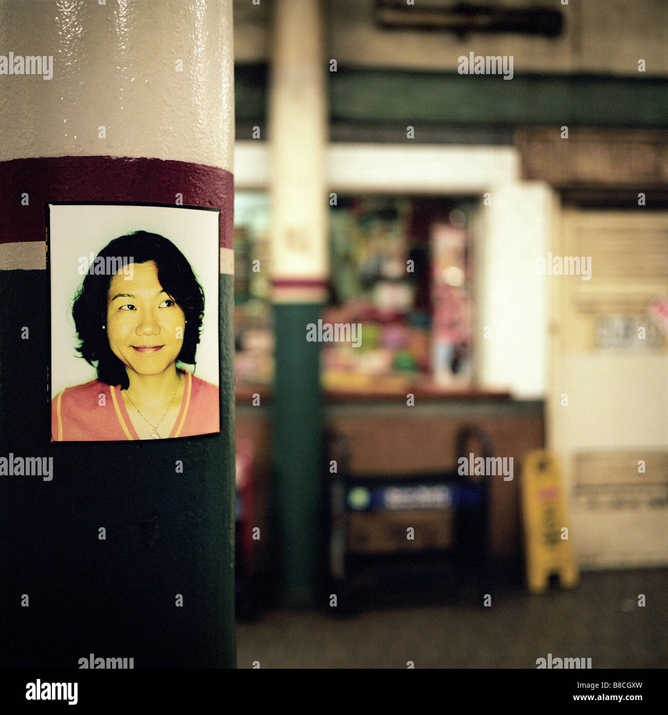FL6310, Huy Lam ; Portrait Femme collé Post Street Banque D'Images