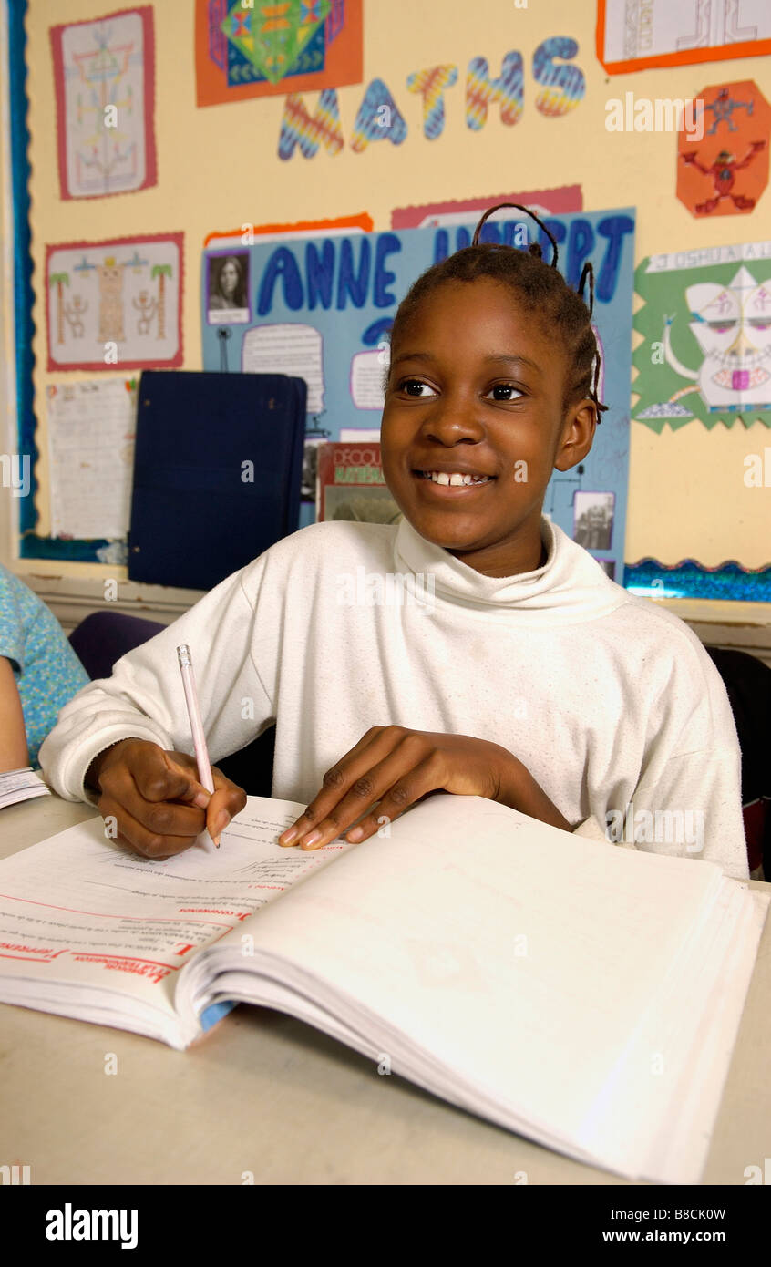 Fille, 5 e année, son travail en classe 24 Banque D'Images