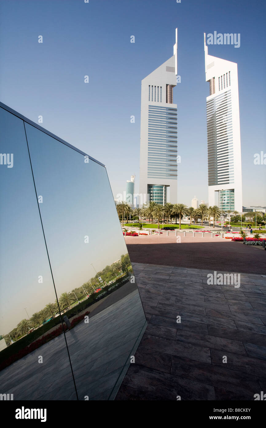 Émirats Arabes Unis, Dubai, reflet dans un morceau de miroir d'art sur  l'affichage à la Dubai International Financi Photo Stock - Alamy
