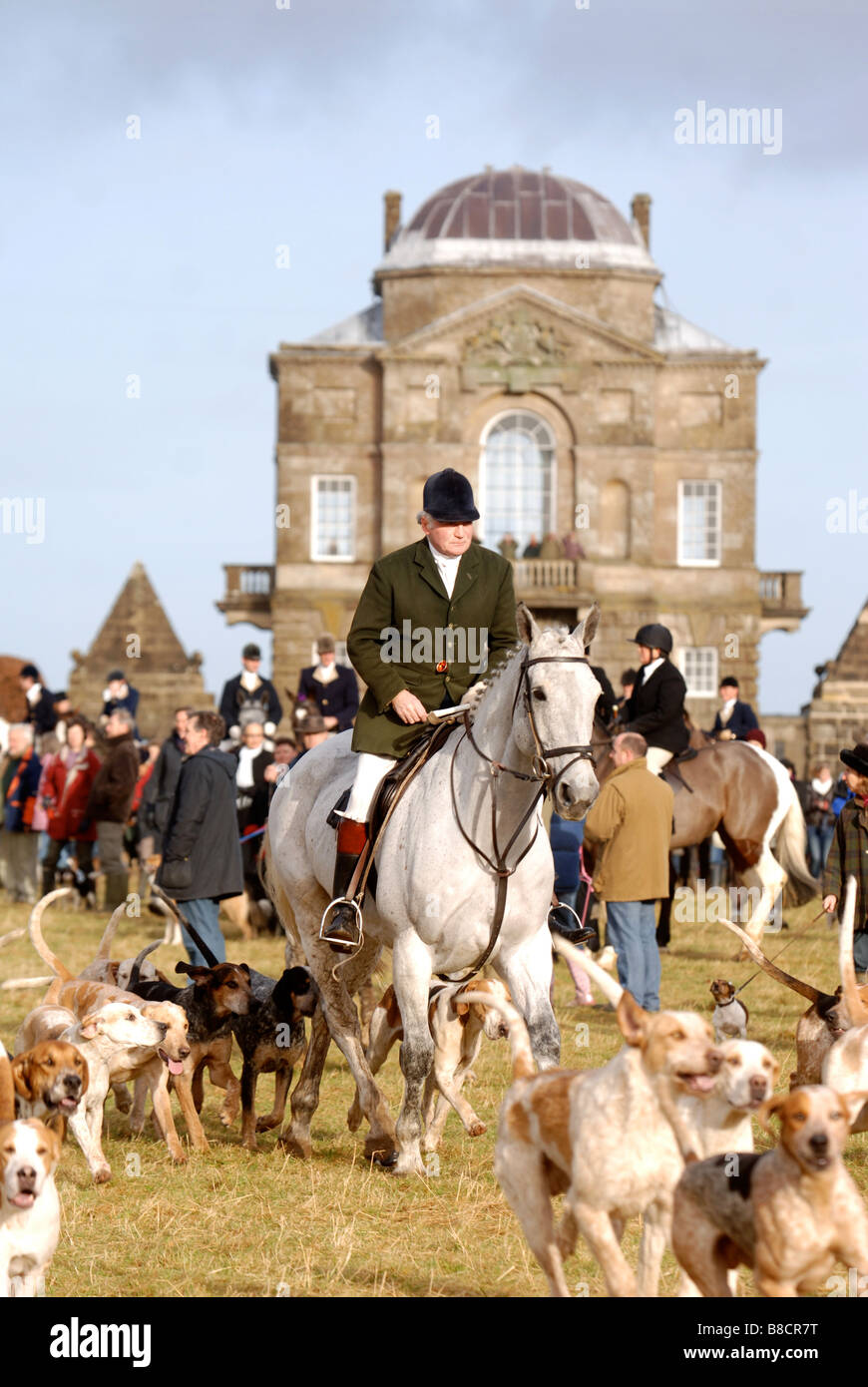 Le CAPITAINE IAN FARQUHAR MASTER COMMUN DE LA BEAUFORT HUNT LORS D'UN LENDEMAIN DE RÉUNION À WORCESTER LODGE, PRÈS DE LEURS CHENILS BADMINTON G Banque D'Images