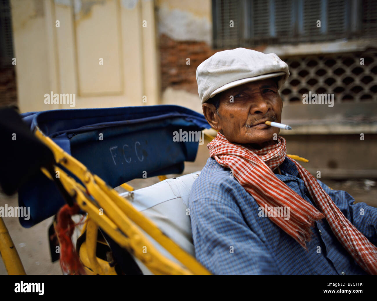 Pilote Cyclo Cigarette, Phnom Penh, Cambodge Banque D'Images