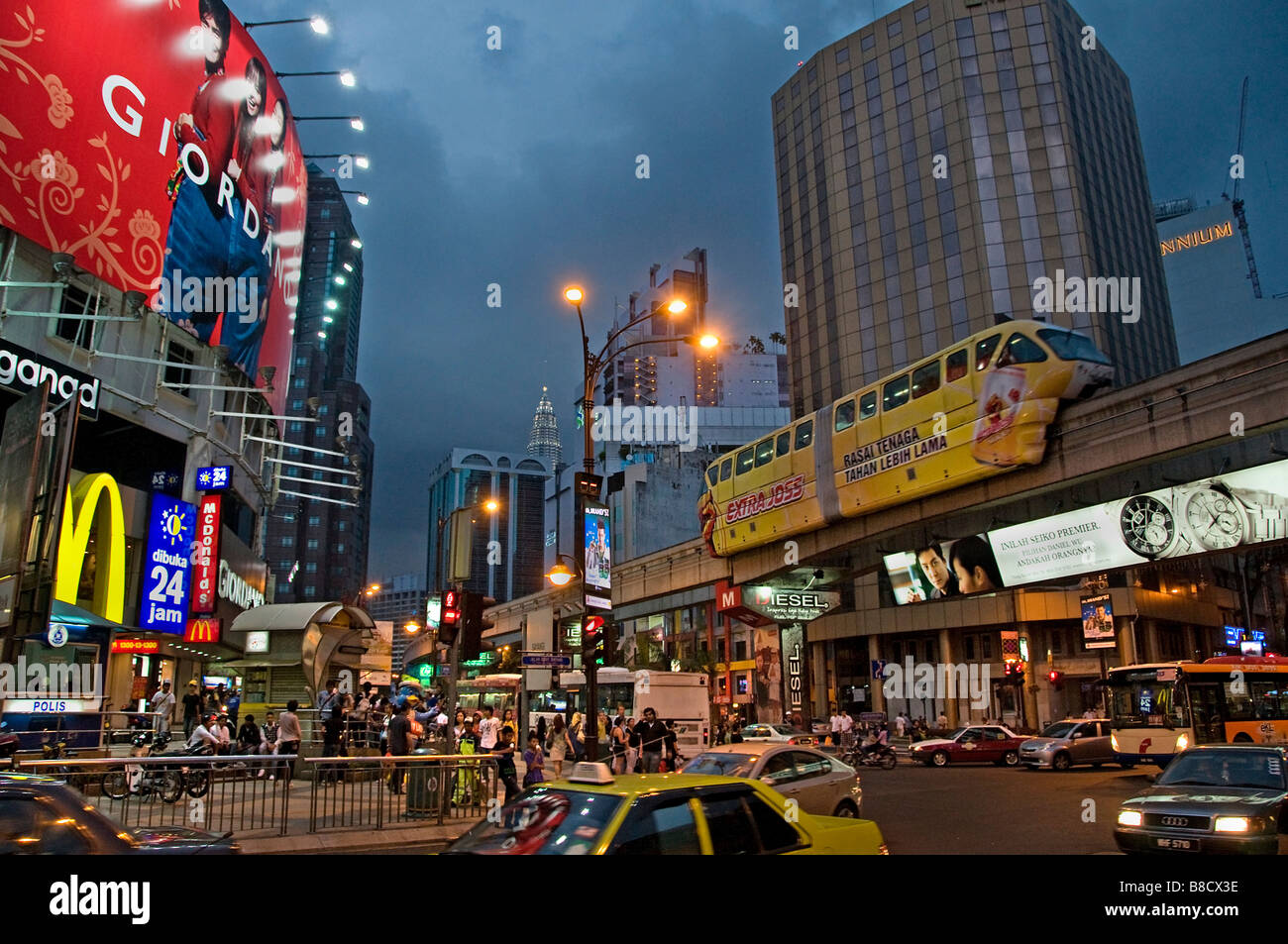 Bukit Bintang Plaza de nuit monorailKuala Lumpur Malaisie Banque D'Images