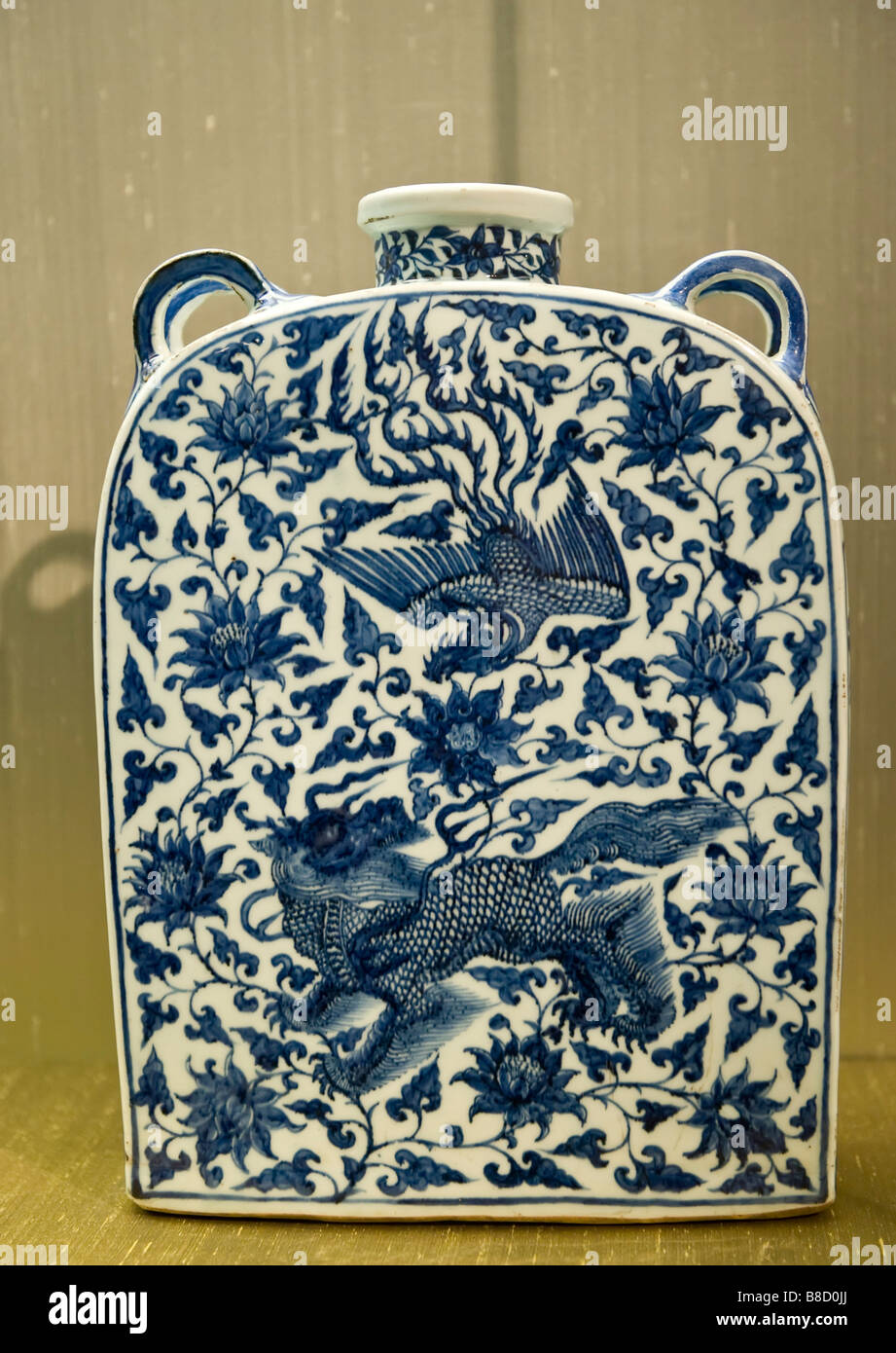 Dynastie Yuan chinois grand vin rectangulaire ballon avec des créatures mythiques Banque D'Images