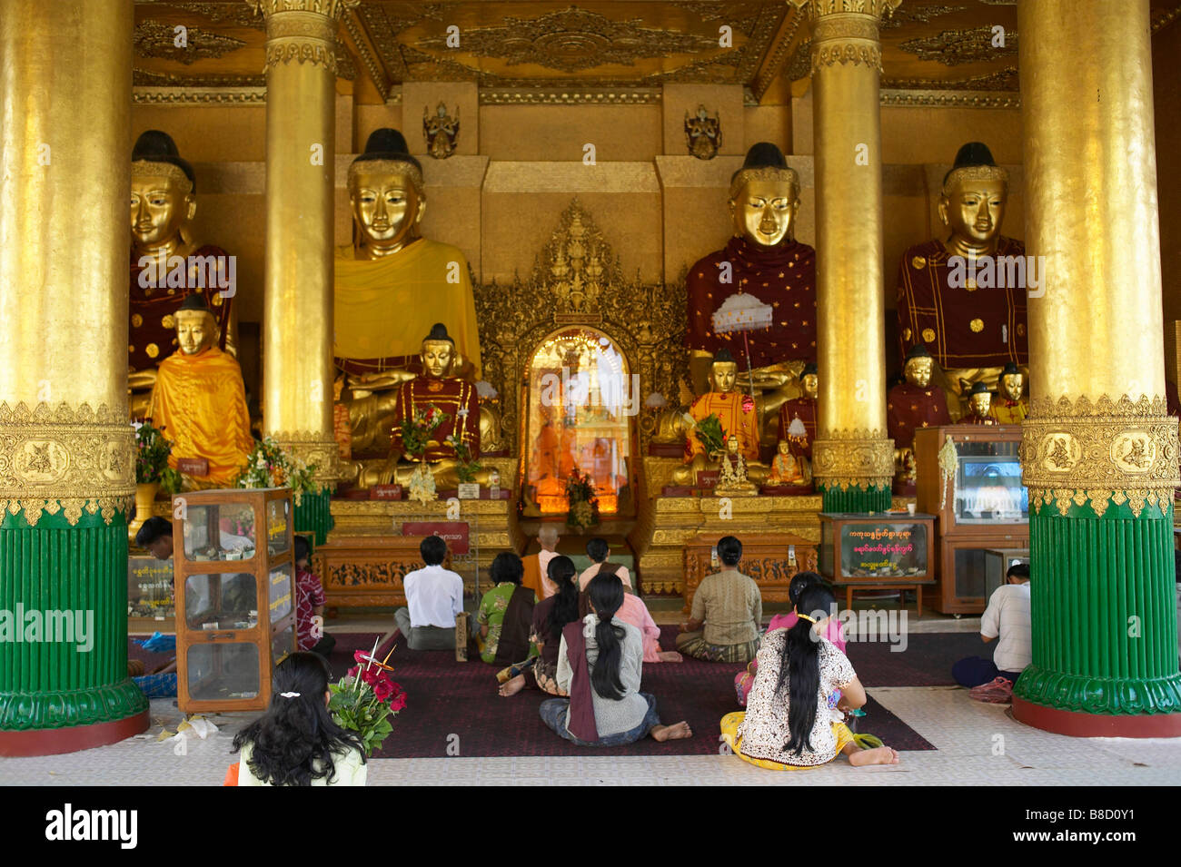 Les gens prier, Shwedagon Pagoda, Yangon, Myanmar (Birmanie) Banque D'Images