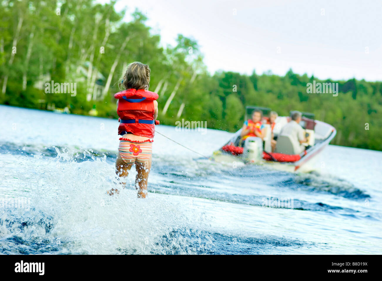 Jeune fille à sa famille le Ski nautique Voile Banque D'Images