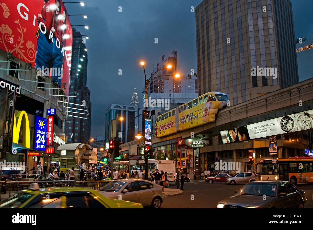 Bukit Bintang Plaza à Kuala Lumpur, en Malaisie, le monorail de nuit Banque D'Images