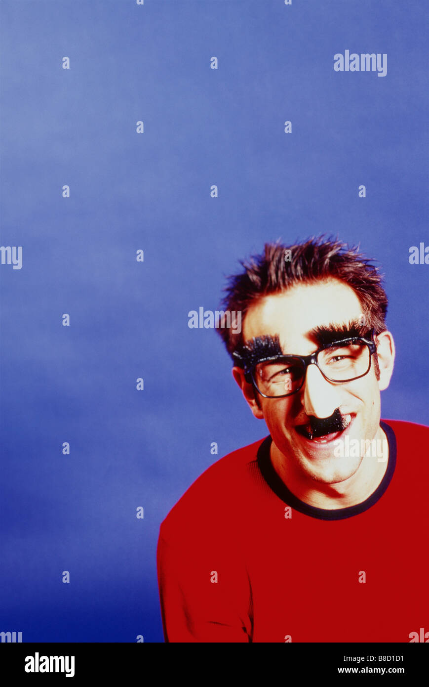 FV2616, Madcow ; l'homme porte des lunettes, moustache grand nez comme  blague Photo Stock - Alamy