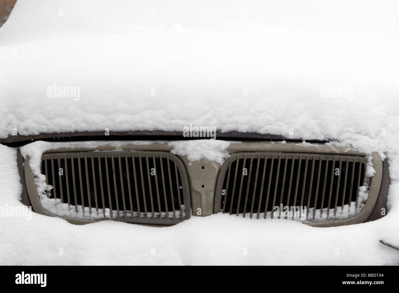 Vue de l'admission d'air de voiture chrome sale couvert de neige. Banque D'Images