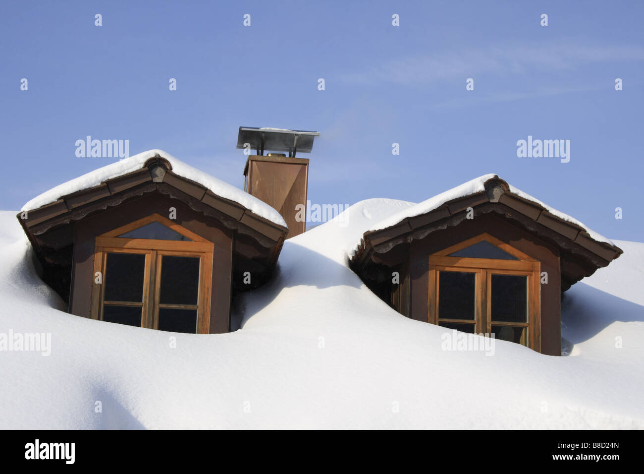 Deux lucarnes et la cheminée sur le toit de la maison de Bavière, couvert de neige en hiver. Photo par Willy Matheisl Banque D'Images