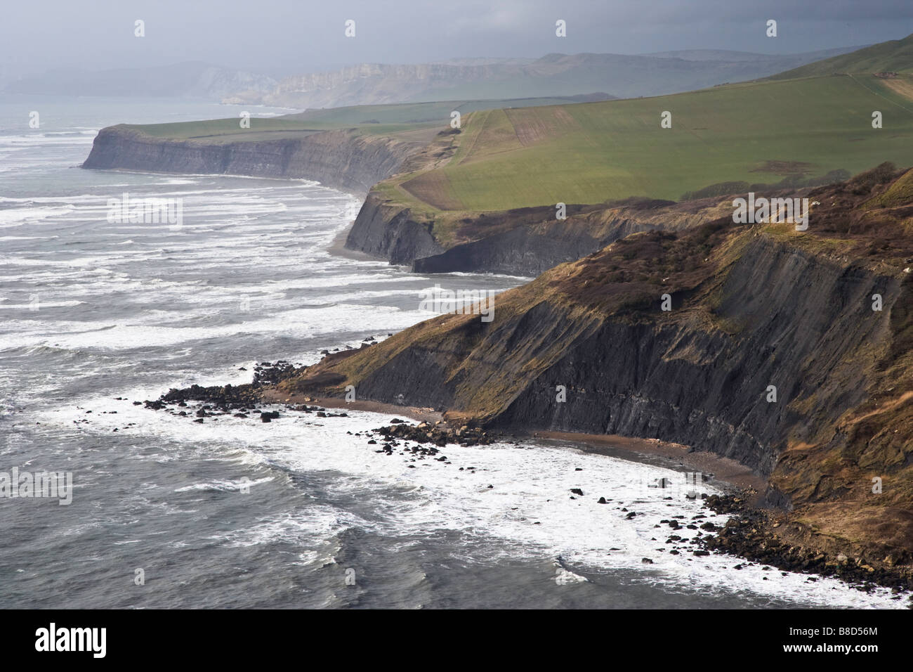 Un paysage de la côte jurassique du Dorset, regardant vers le bas de la ligne de côte de St Aldhelm's ou St Alban's Head à l'corniches Kimmeridge. Banque D'Images