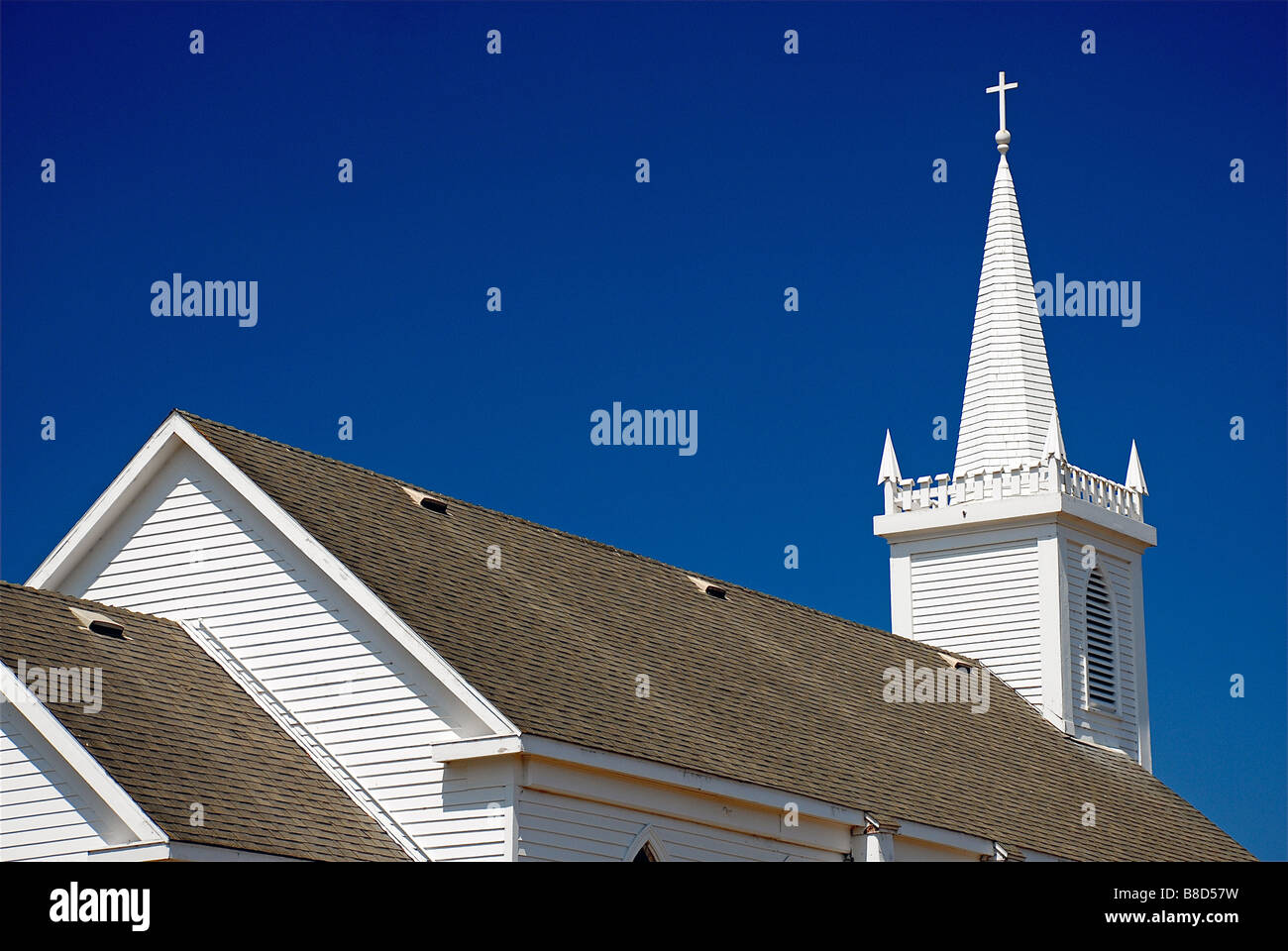 L'église en bois blanc brillant dans la lumière du soleil contre un ciel bleu pur à Bodega Bay, en Californie. Banque D'Images