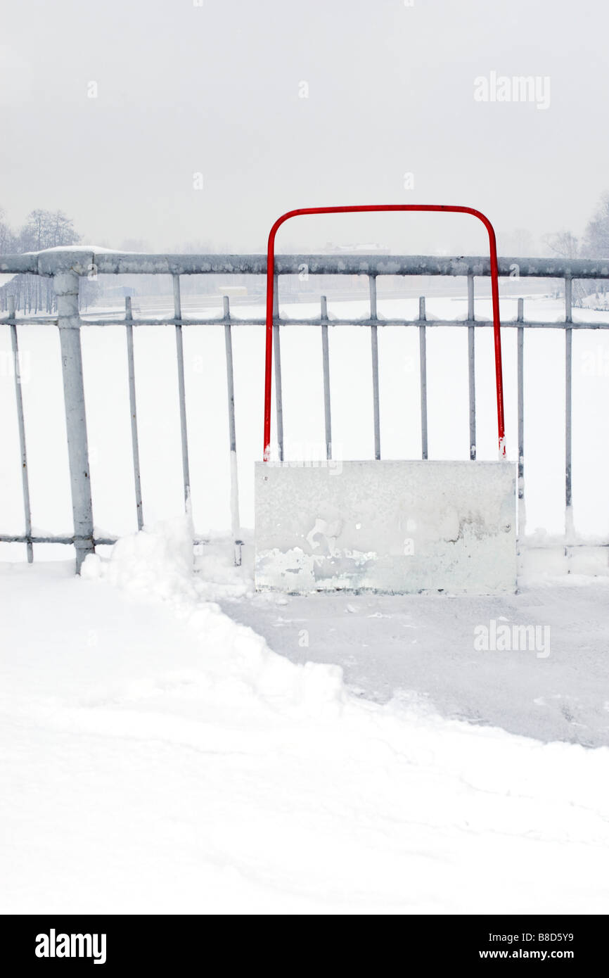Grande pelle repose pour une minute. Nettoyage du pont à partir de la neige. Banque D'Images
