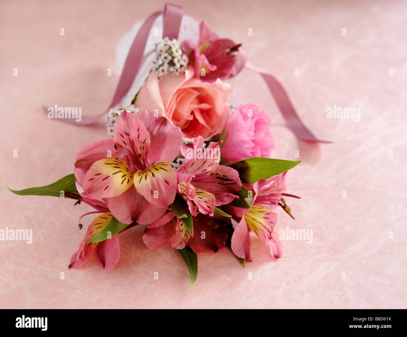 L'alstroemeria, rose et d'hibiscus attachés en un napperon avec ruban rose Banque D'Images