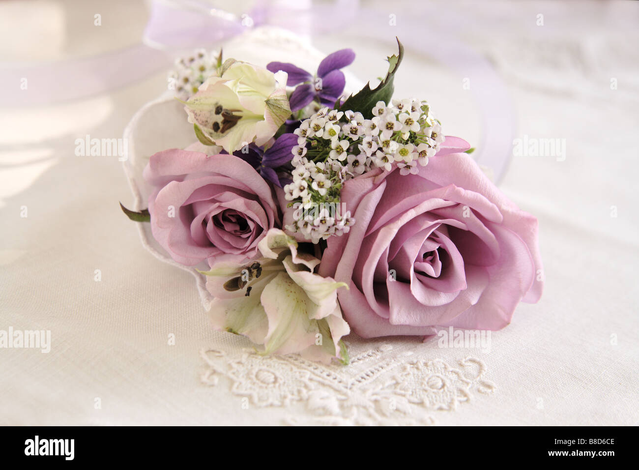 De couleur lavande avec des roses violettes, l'alstroemeria et alyssum sur  fleurs brodées Photo Stock - Alamy