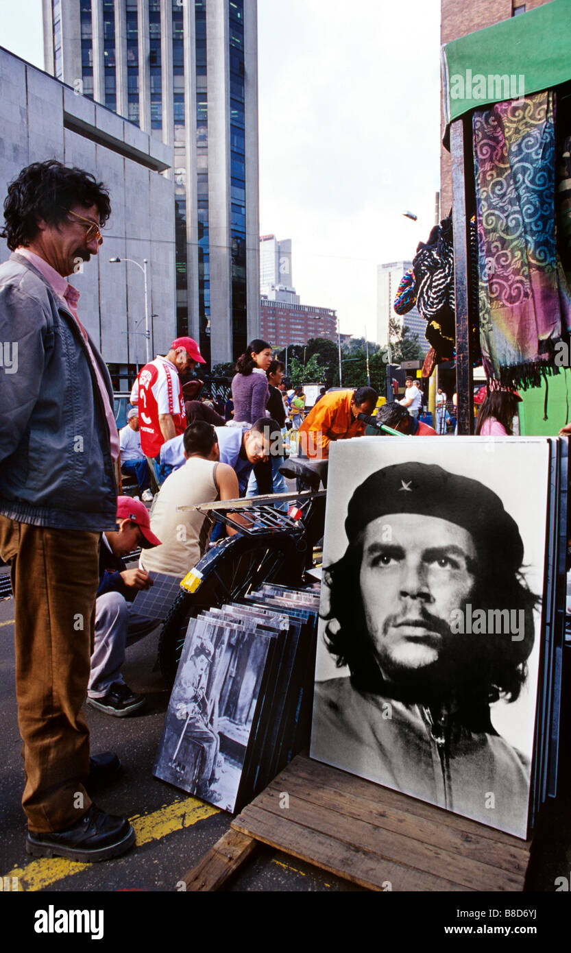Image emblématique de Che Guevara exposée à la vente dans un marché aux puces animé de Bogotá, en Colombie, entouré par la vie urbaine et les vendeurs locaux. Banque D'Images
