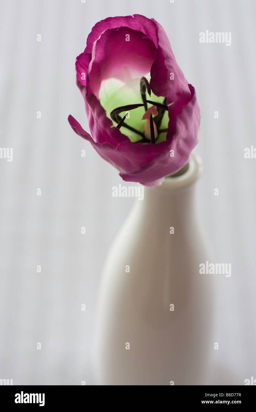 Une tulipe artificielle dans un vase Banque D'Images