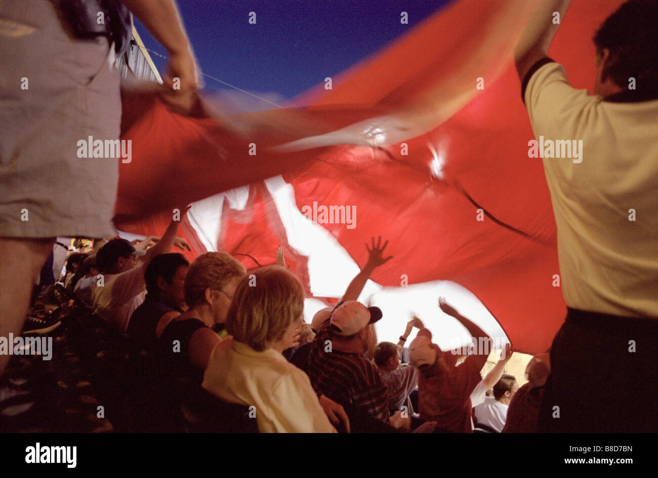 Fans vague immense drapeau canadien d'un match de baseball, les Jeux Panaméricains de 1999, Winnipeg, Manitoba Banque D'Images