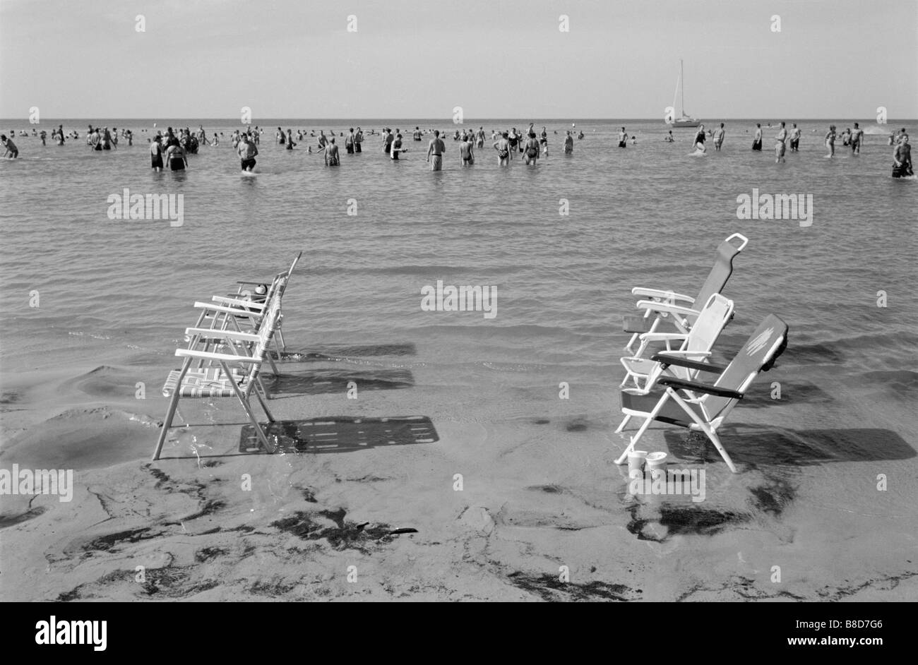 Des chaises de jardin le long du littoral, le parc provincial de Grand Beach, au Manitoba Banque D'Images