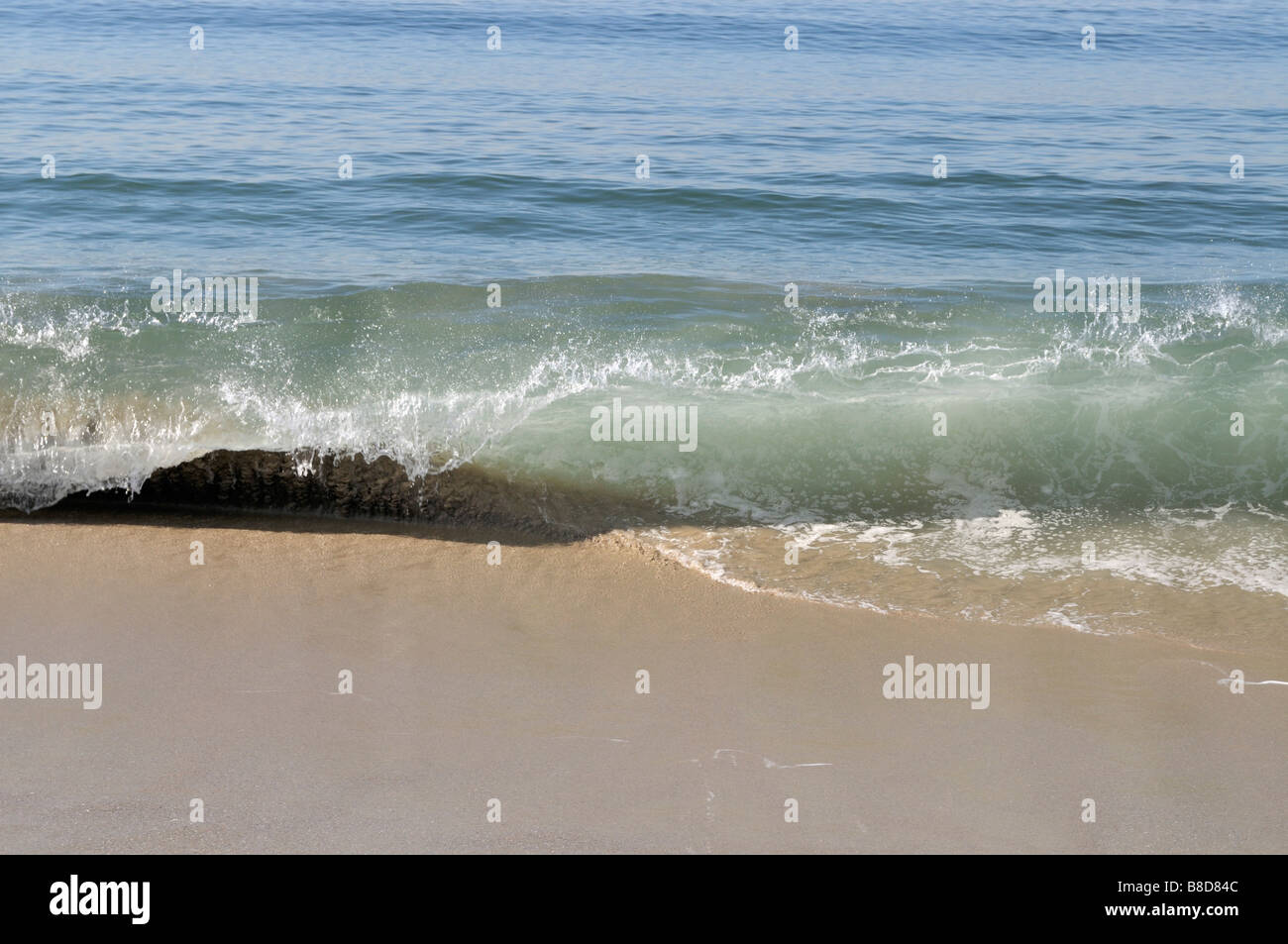 Broyage des vagues sur le rivage de la baie de Santa Monica Banque D'Images