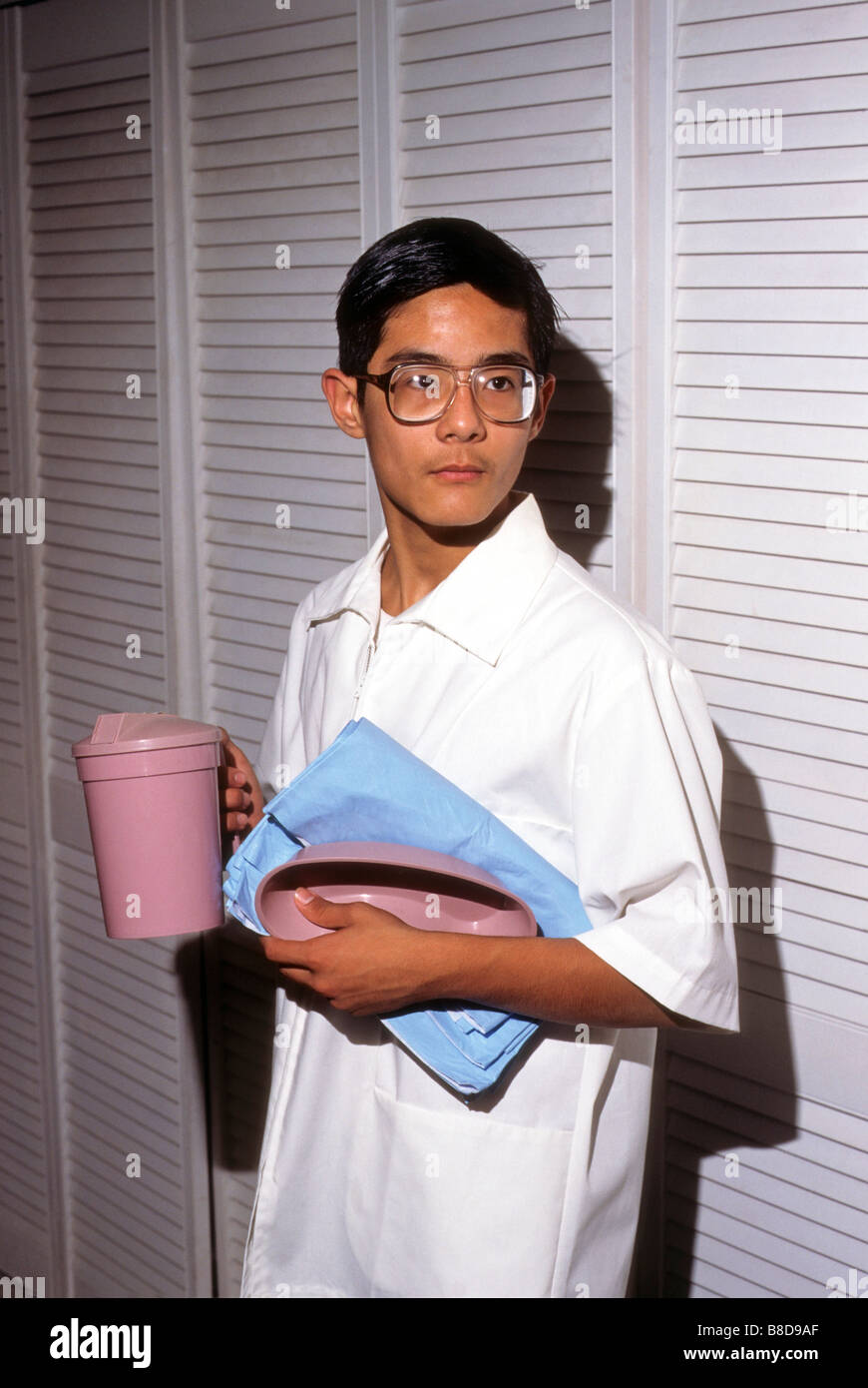 Korean-American teen boy détient fournitures d'hôpital comme il fait du bénévolat comme aide Banque D'Images