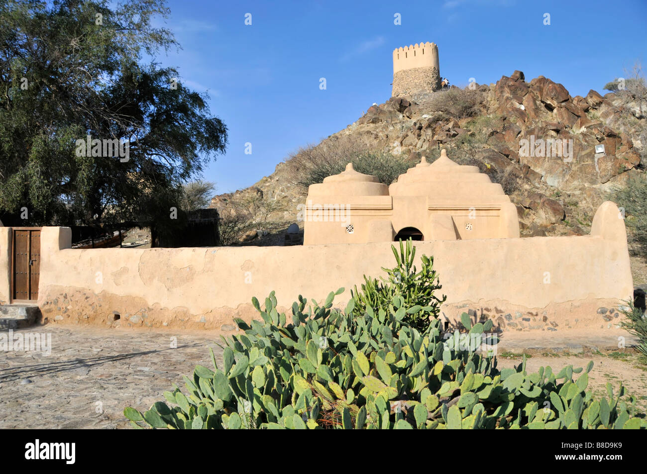 L'Émirat de Fujairah plus ancienne mosquée dans les EAU à Badiyah avec hill fort au-delà aussi connu sous le nom de Al Badiya Banque D'Images