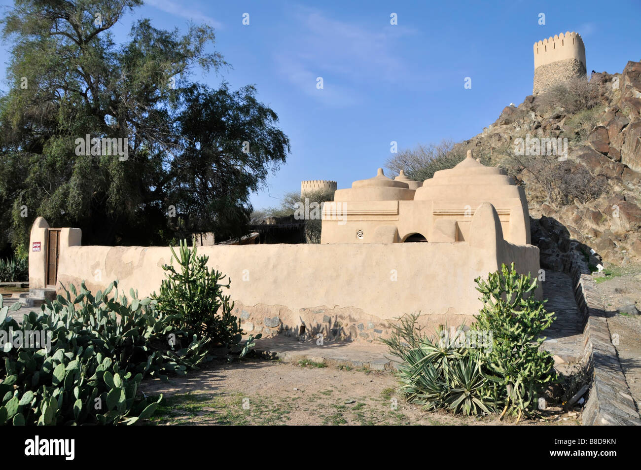 L'émirat de la plus ancienne mosquée de Fujairah dans les eau à Badiyah avec la colline fort au-delà également connu sous le nom d'Al Badiya Émirats arabes Unis Moyen-Orient Asie Banque D'Images