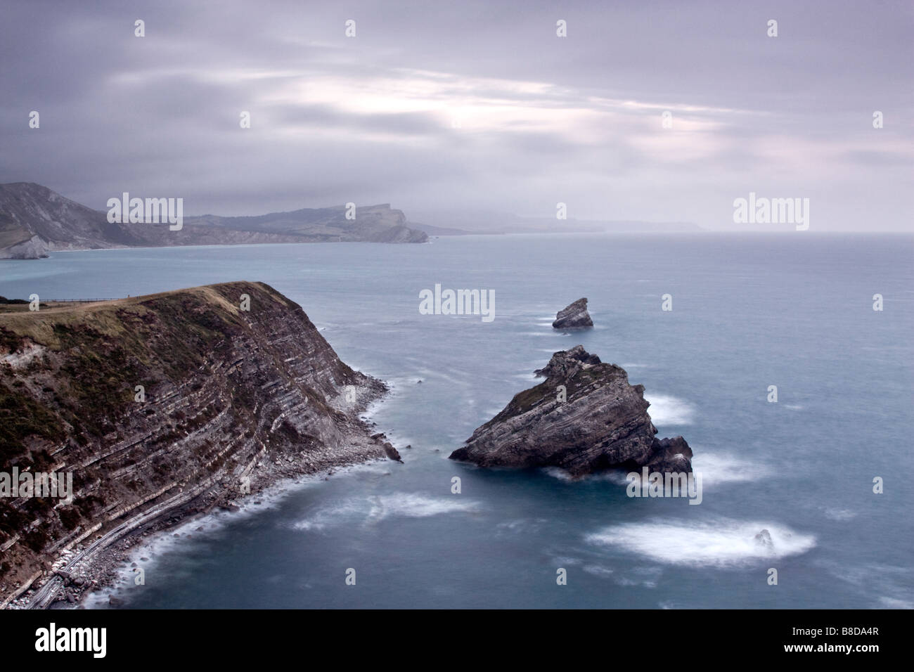 La côte jurassique du Dorset, avec Mupe Bay au premier plan. Banque D'Images