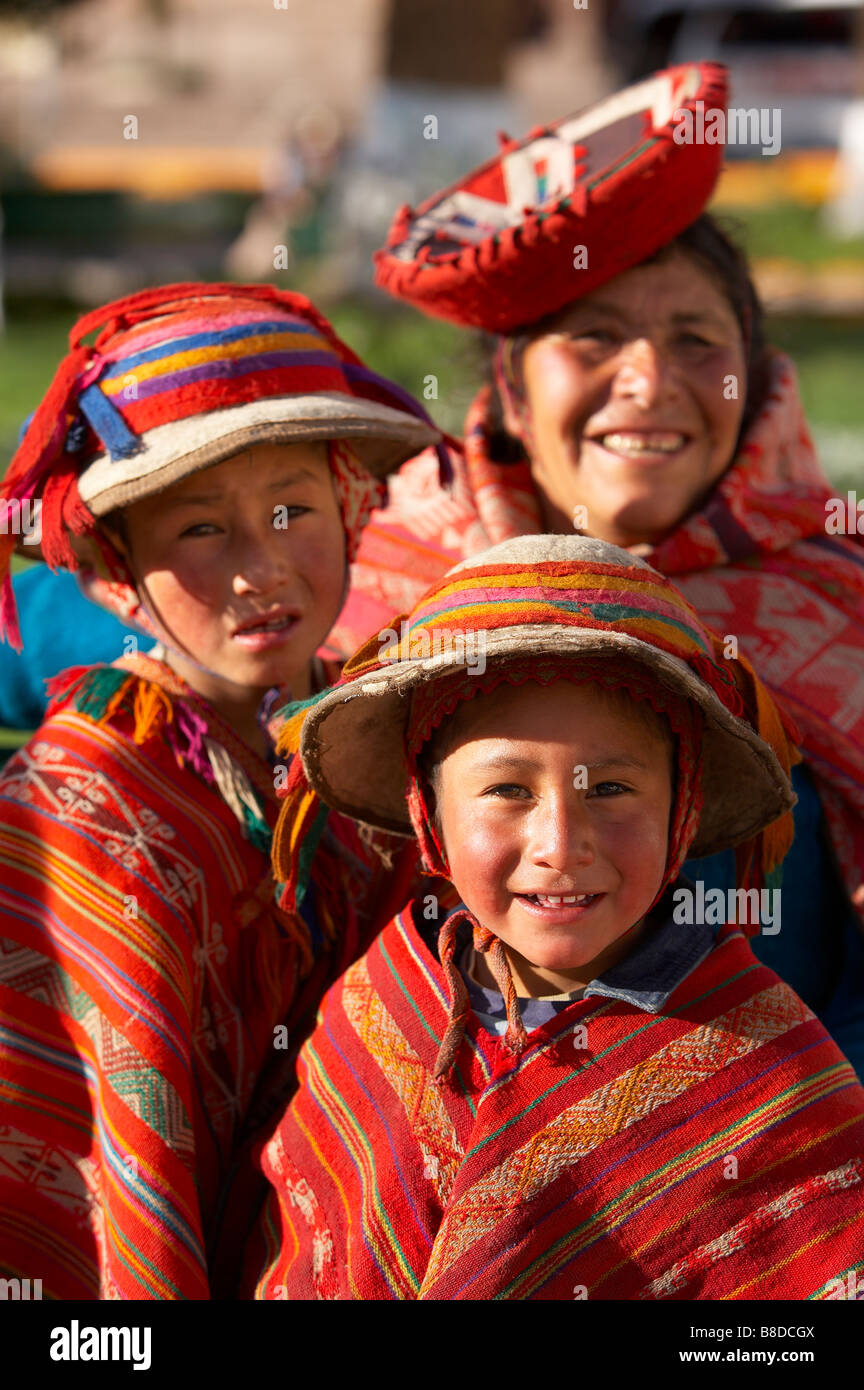Femme et enfants, l'Urubamba, la Vallée Sacrée, Cuzco, Pérou Banque D'Images