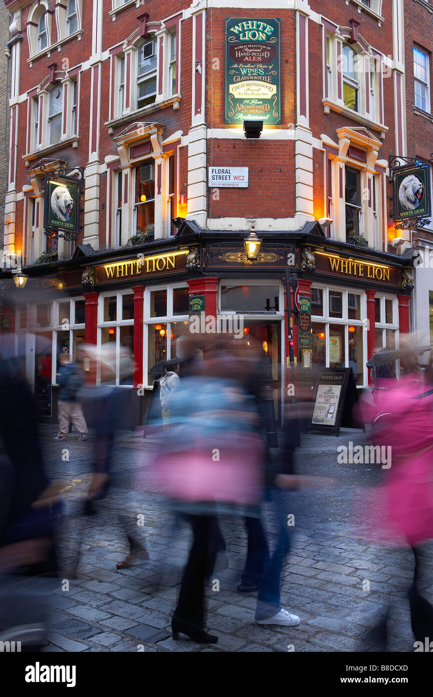 Pub et trouble les gens à Covent Garden, Londres, UK Banque D'Images