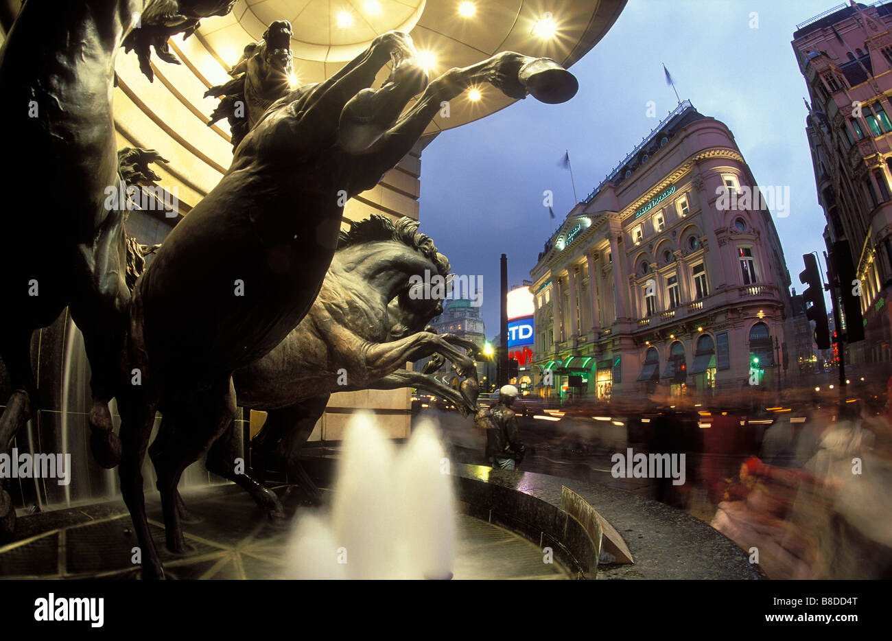 Piccadilly Circus la nuit, West End, Londres, Angleterre, Royaume-Uni Banque D'Images