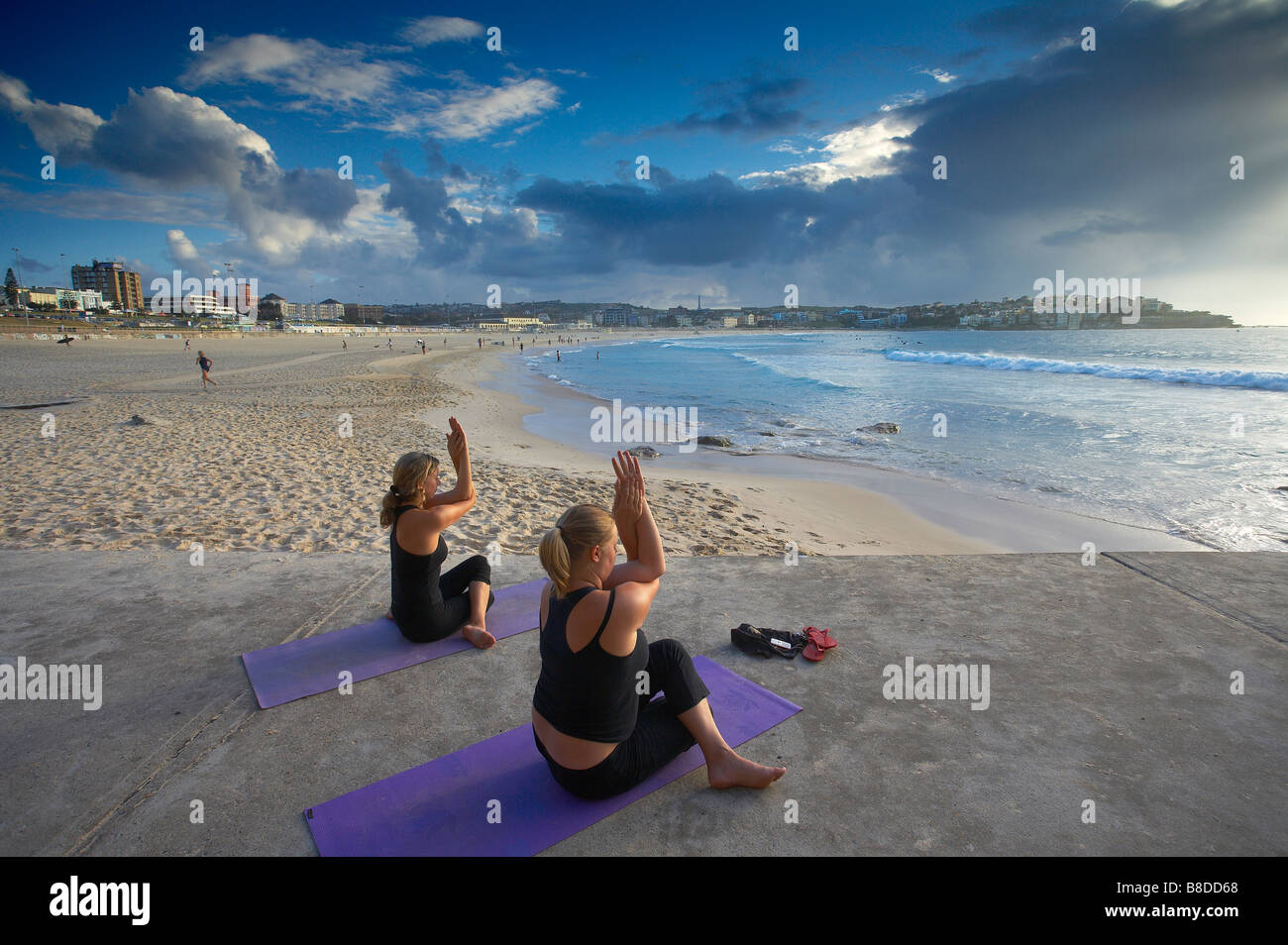 Les femmes faisant des exercices sur la plage de Bondi à l'aube, Sydney, New South Wales, Australia Banque D'Images