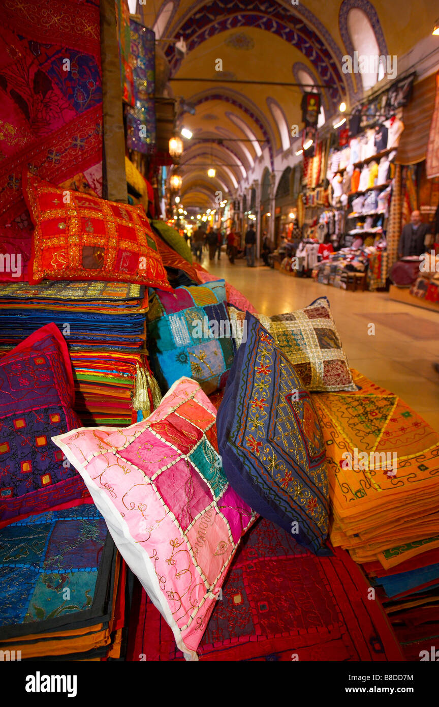 Textiles et tissus d'ameublement en vente dans le Grand Bazar, Istanbul, Turquie. (NR) Banque D'Images