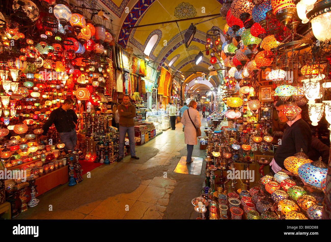 L'éclairage sur la vente dans le Grand Bazar, Istanbul, Turquie. (NR) Banque D'Images