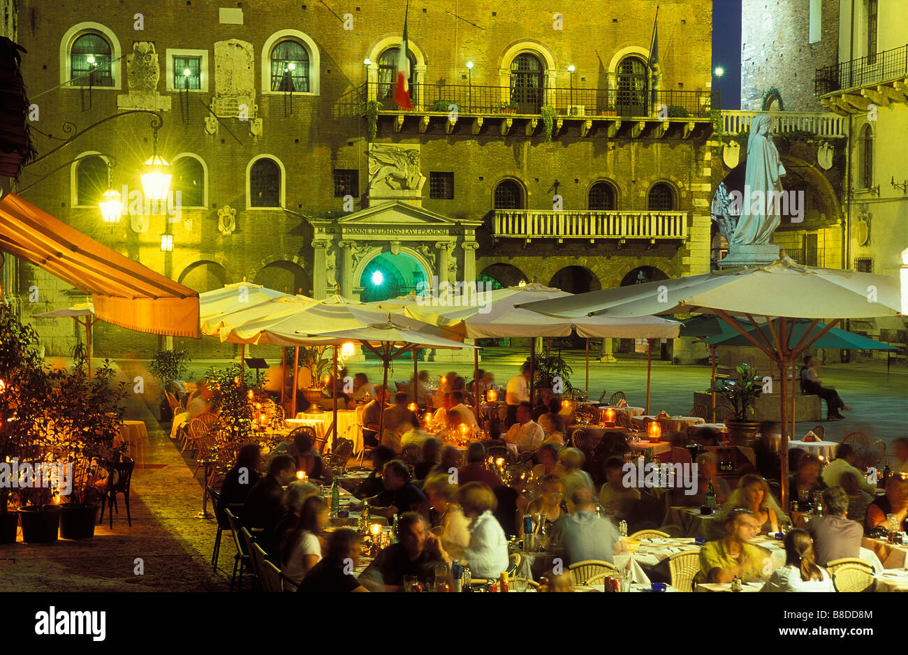 Les gens dans la salle à manger la Piazza dei Signori, Vérone, Italie Banque D'Images