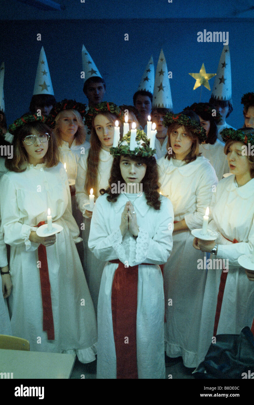 Gothenberg, Suède un Festival de Santa Lucia, Mai 13, une jeune femme avec des lumières et des bonbons. Une couronne de bougies, a commencé dans le 1770 Banque D'Images