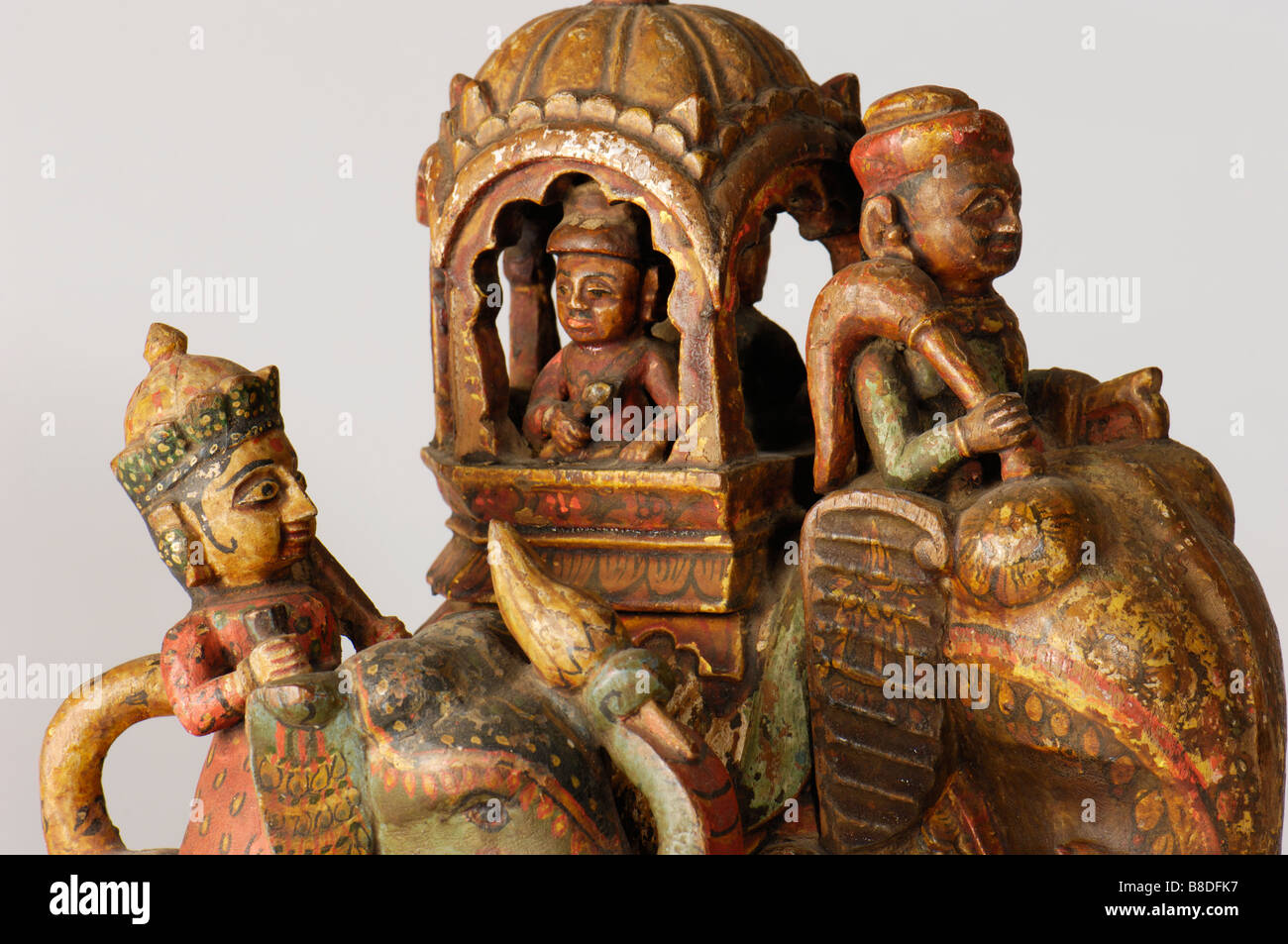 Deux Armoire indienne en bois sculpté peint caparisoned les éléphants aux cavaliers. Banque D'Images