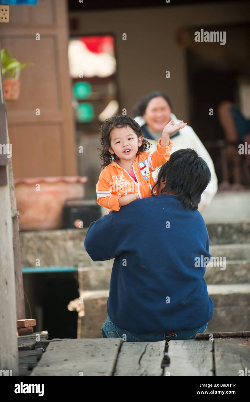 Smiling young girl sur l'épaule de la mère en Thaïlande Banque D'Images