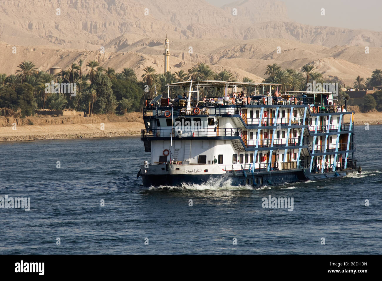 Bateau de croisière traversant la rivière du Nil en Egypte. Banque D'Images