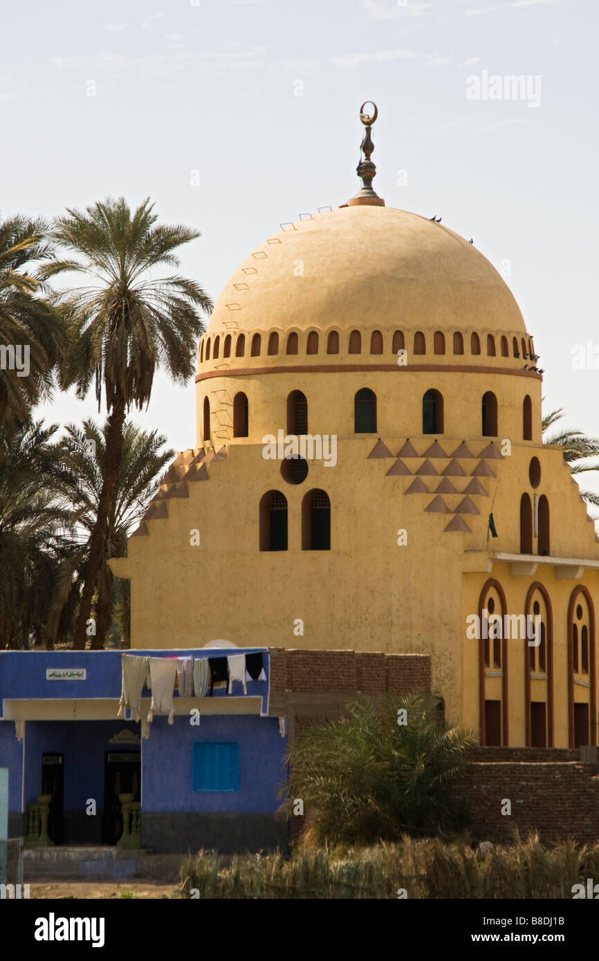 Mosquée avec maison sur Nil Banque D'Images