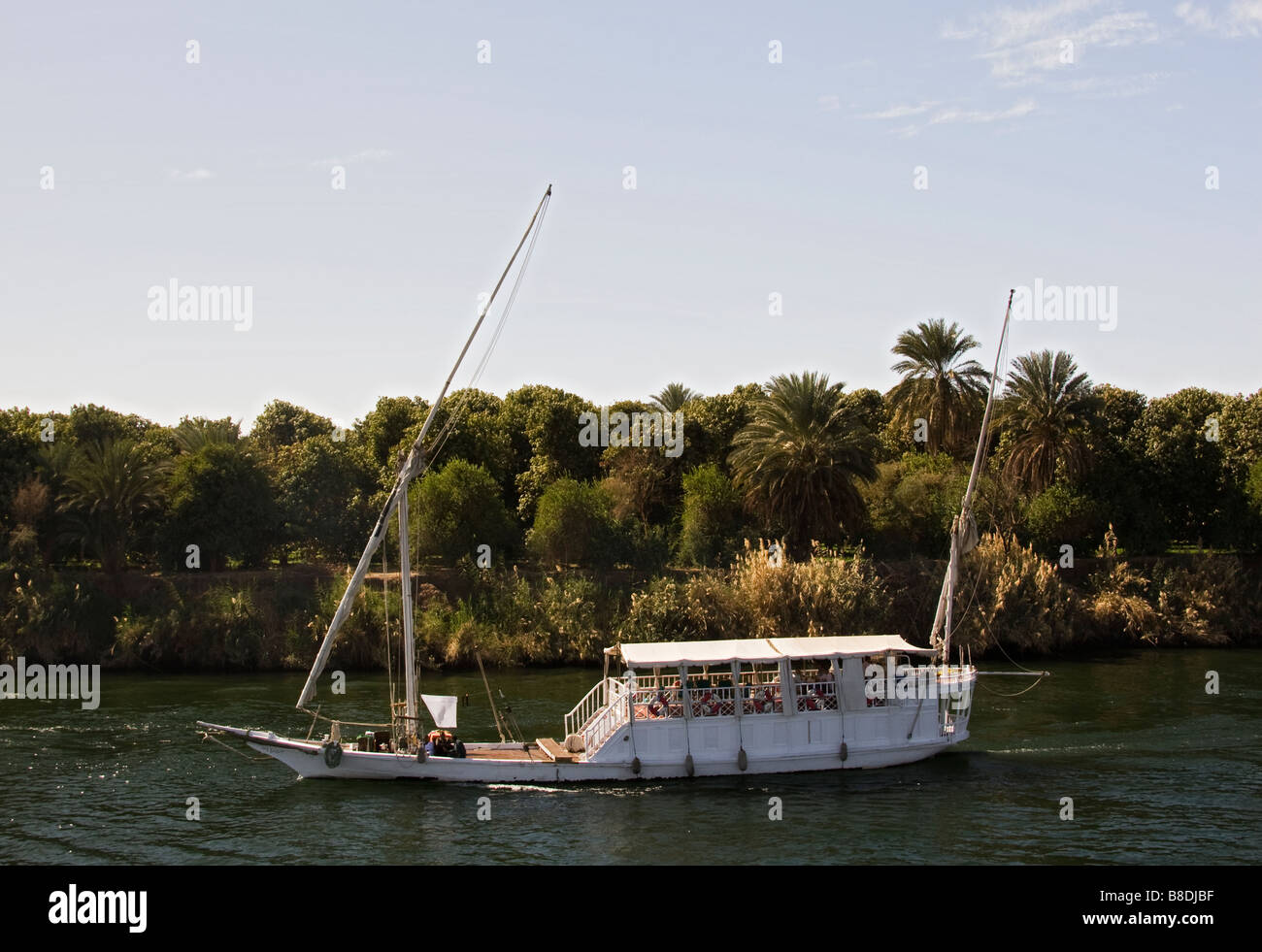 Bateau de croisière traversant la rivière du Nil en Egypte. Banque D'Images
