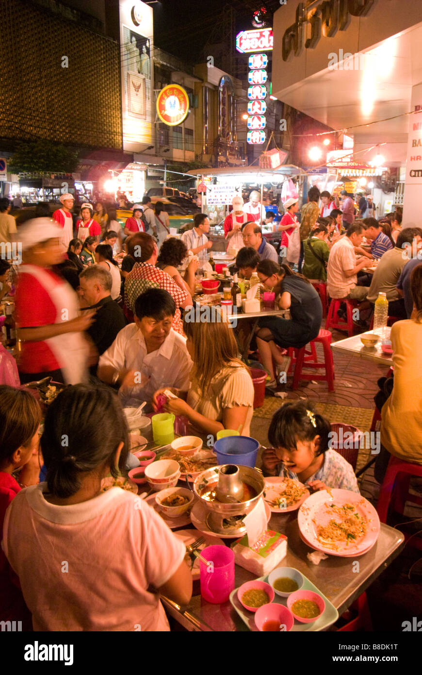 Les gens de manger au restaurant du coin de la rue animée - Thanon Yaowarat road dans le quartier chinois centre de Bangkok Thaïlande Banque D'Images
