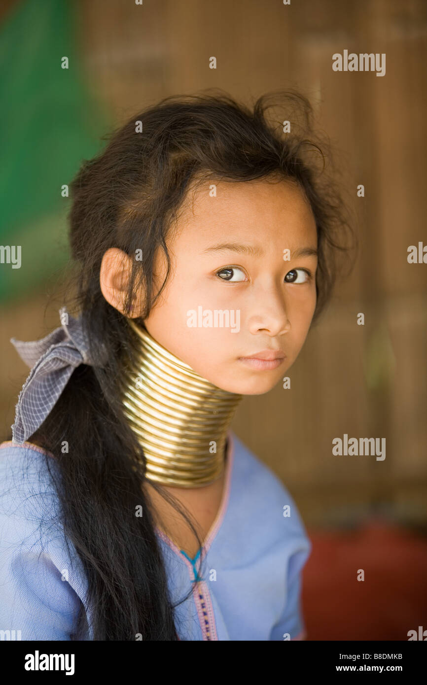 Femme avec des anneaux autour du cou Photo Stock - Alamy