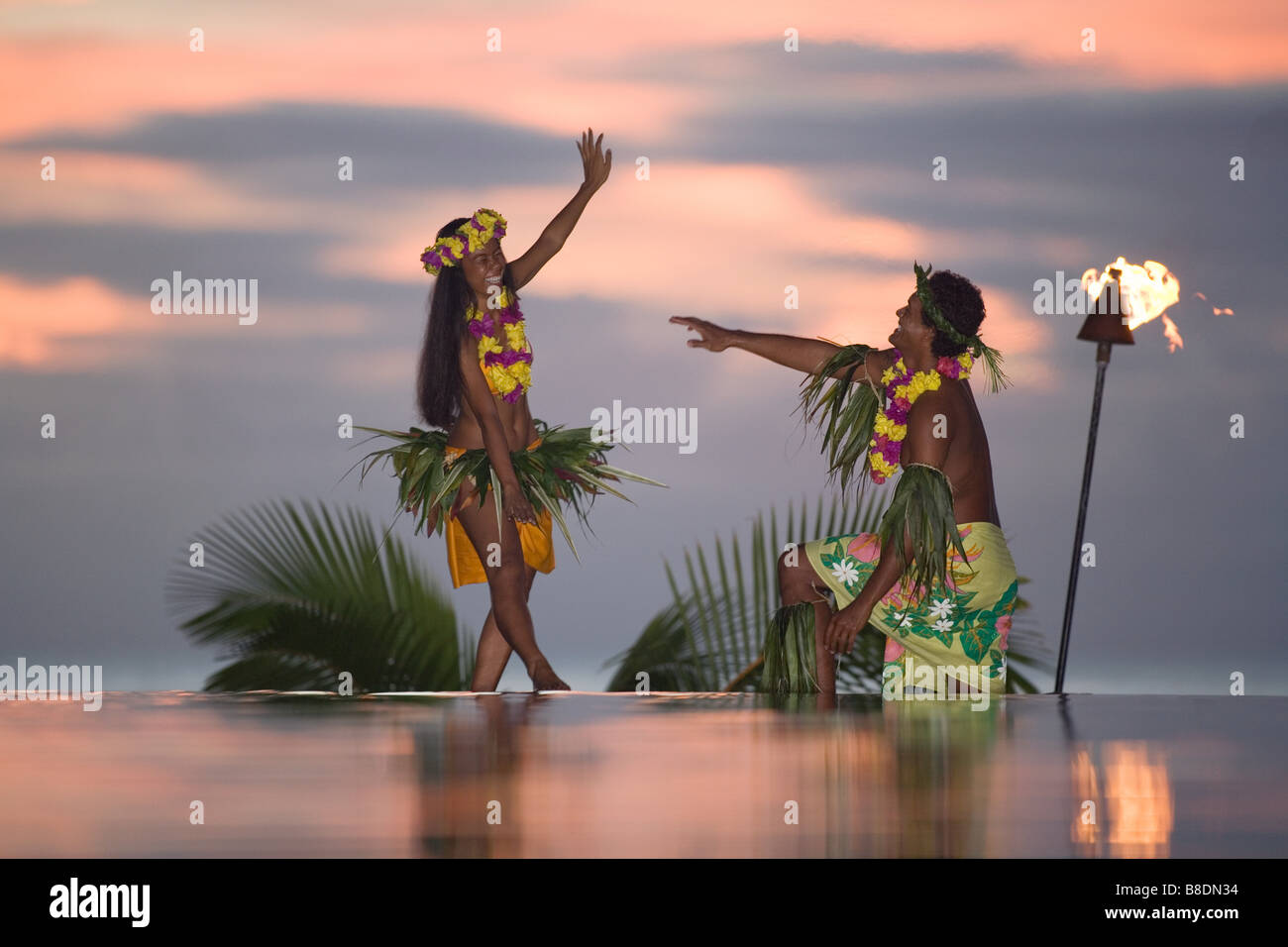 Danseurs Tamure à Tahiti Banque D'Images