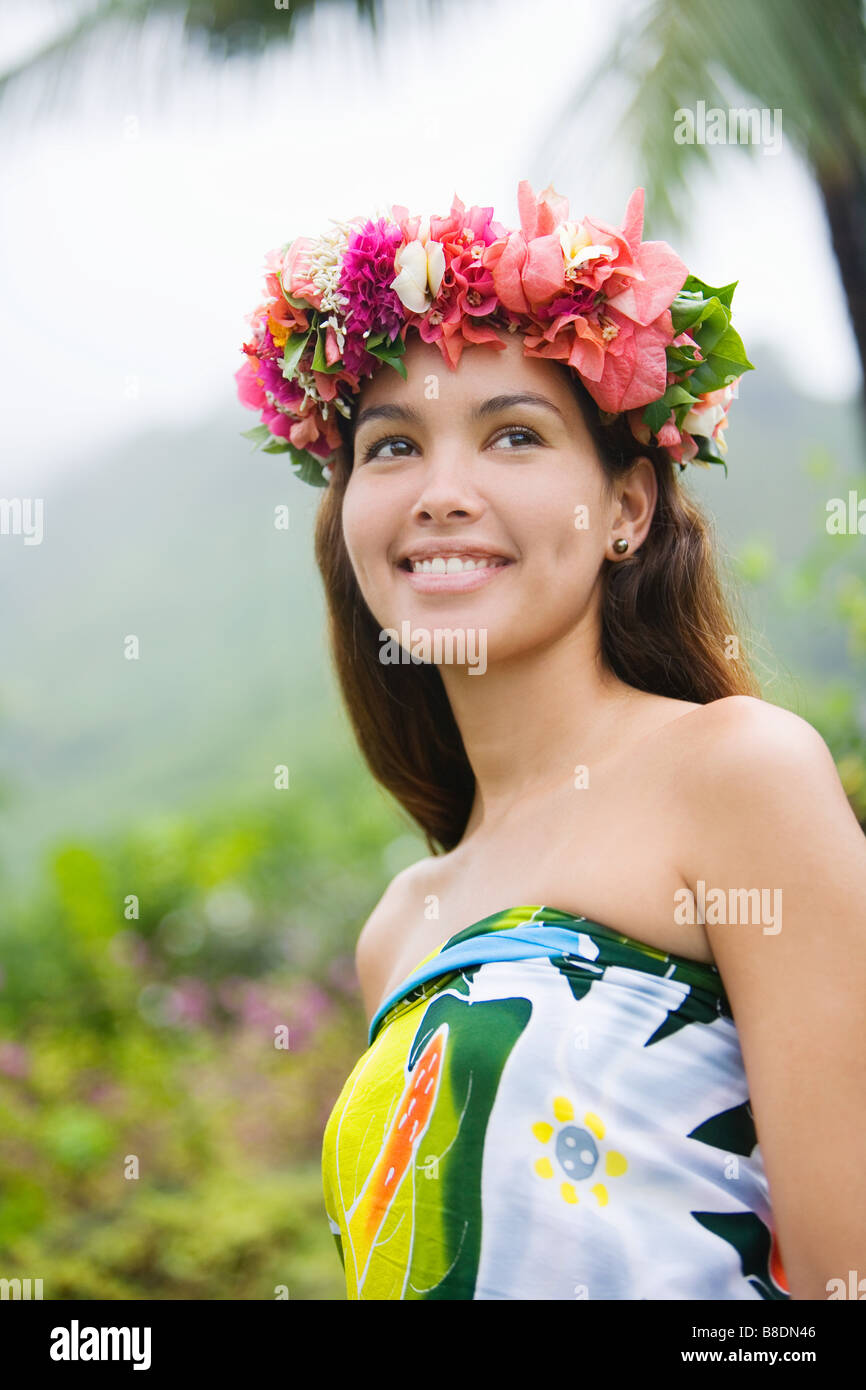 Jeune femme avec des fleurs dans les cheveux à Moorea Banque D'Images