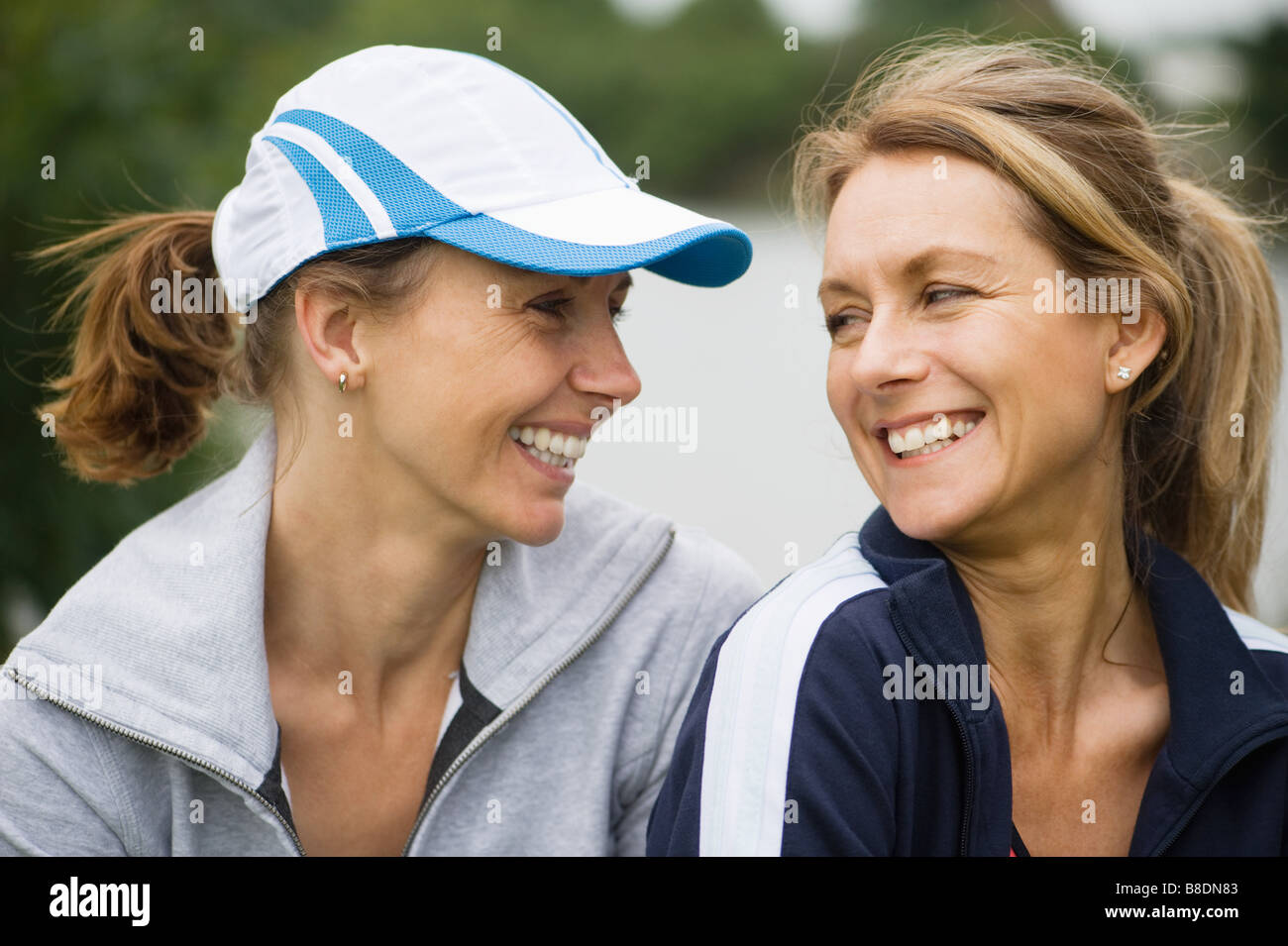 Deux femmes matures friends smiling Banque D'Images