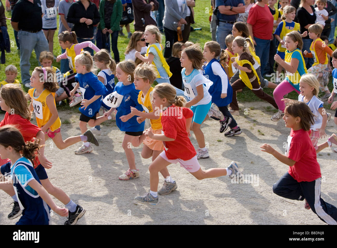 Amérique du Nord Canada Ontario enfants courir dans une course Banque D'Images