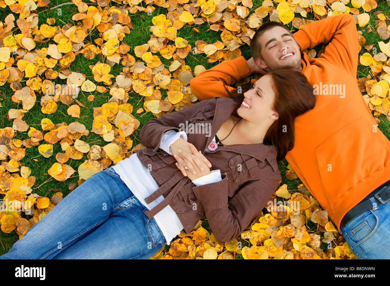 Couple sur la feuilles de l'automne Banque D'Images