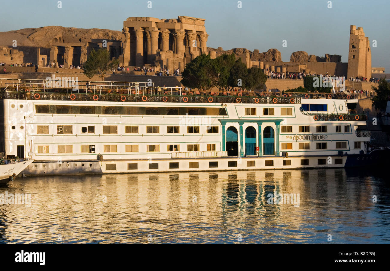 Bateau de croisière à Riverside avec ruines de Kom Ombo temple en arrière-plan. Banque D'Images