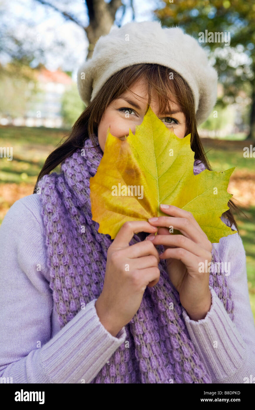 Femme avec une feuille Banque D'Images